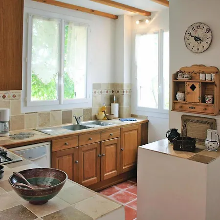 Charming With Private Garden, Holiday home Revest-du-Bion