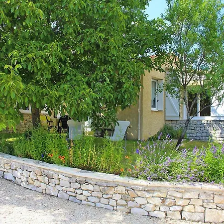 Charming With Private Garden, Holiday home Revest-du-Bion